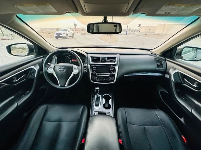 Подержанный Nissan Altima VI (L34), 2.5 л, 2018 в Шардже от Al Aayan Used Cars Серебристый цвет. Американская | AUTO.AE