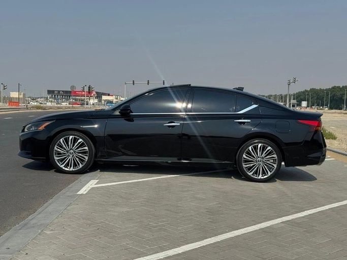 Подержанный Nissan Altima VI (L34) Рестайлинг, 2.5 л, 2024 в Шардже от Noor Al Seyoh Used Cars Черный цвет. GCC | AUTO.AE