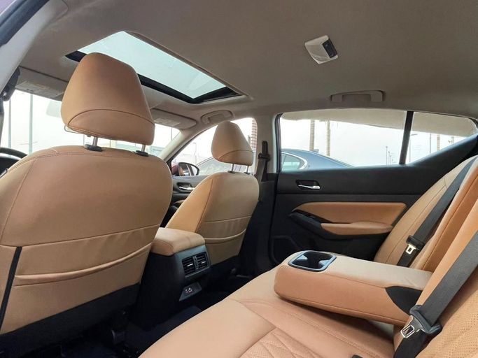 Подержанный Nissan Altima VI (L34) Рестайлинг, 2.5 л, 2023 в Шардже от Al Nukhba Al Malakyah Used Cars Бордовый цвет. Американская | AUTO.AE