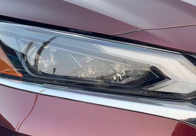 Подержанный Nissan Altima VI (L34) Рестайлинг, 2.5 л, 2023 в Шардже от Al Nukhba Al Malakyah Used Cars Бордовый цвет. Американская | AUTO.AE