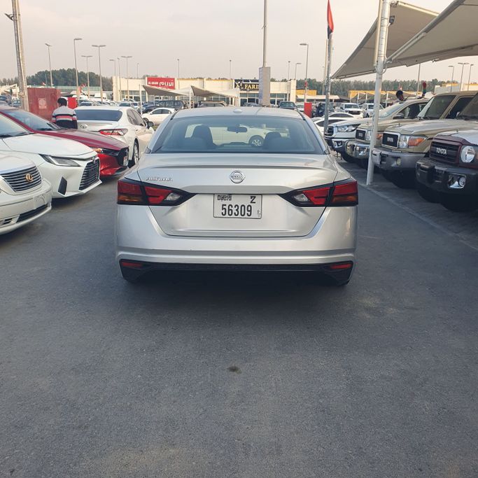 مستعملة Nissan Altima السادس (L34), 2.5 l, 2020 في في الشارقة من Ishtar Used Cars، اللون فضي. المواصفات الأمريكية | AUTO.AE