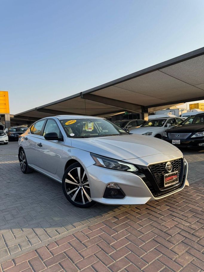 Подержанный Nissan Altima VI (L34), 2.5 л, 2019 в Шардже от Al Tasamuh Used Cars Серебристый цвет. Other | AUTO.AE