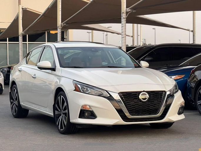 Подержанный Nissan Altima VI (L34), 2.5 л, 2020 в Шардже от Al Nukhba Al Malakyah Used Cars Белый цвет. Американская | AUTO.AE