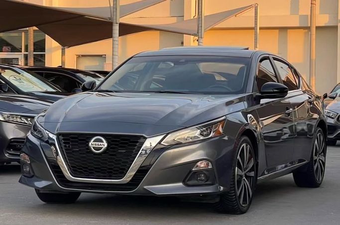 Подержанный Nissan Altima VI (L34), 2.5 л, 2020 в Шардже от Al Nukhba Al Malakyah Used Cars Серый цвет. Американская | AUTO.AE