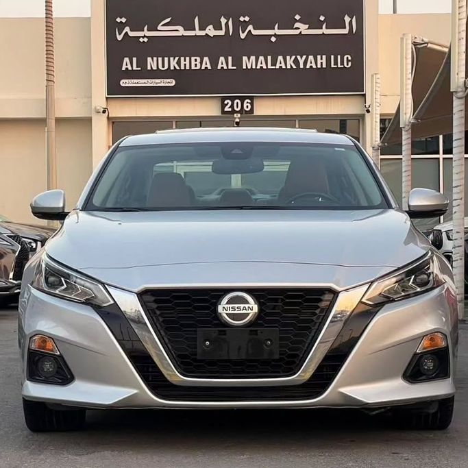 Подержанный Nissan Altima VI (L34), 2.5 л, 2021 в Шардже от Al Nukhba Al Malakyah Used Cars Серебристый цвет. Американская | AUTO.AE