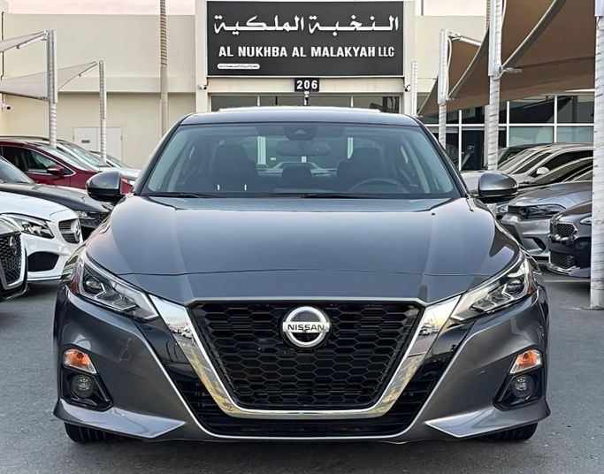 Подержанный Nissan Altima VI (L34), 2.5 л, 2019 в Шардже от Al Nukhba Al Malakyah Used Cars Серый цвет. Американская | AUTO.AE