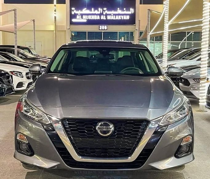 Подержанный Nissan Altima VI (L34), 2.5 л, 2019 в Шардже от Al Nukhba Al Malakyah Used Cars Серый цвет. Американская | AUTO.AE