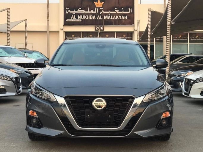 Подержанный Nissan Altima VI (L34), 2.5 л, 2019 в Шардже от Al Nukhba Al Malakyah Used Cars Серый цвет. Американская | AUTO.AE