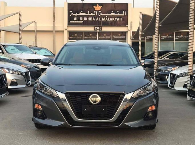 Подержанный Nissan Altima VI (L34), 2.5 л, 2020 в Шардже от Al Nukhba Al Malakyah Used Cars Серый цвет. Американская | AUTO.AE