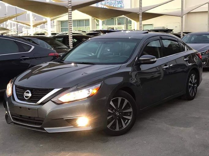 Подержанный Nissan Altima VI (L34), 2.5 л, 2017 в Шардже от Al Nukhba Al Malakyah Used Cars Серый цвет. Американская | AUTO.AE
