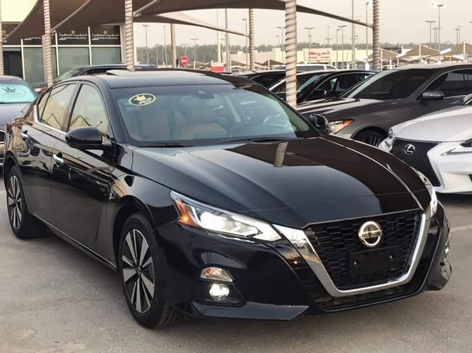 Подержанный Nissan Altima VI (L34), 2.5 л, 2020 в Шардже от Al Nukhba Al Malakyah Used Cars Черный цвет. Американская | AUTO.AE