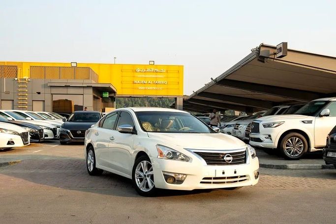 Подержанный Nissan Altima V (L33), 2.5 л, 2015 в Шардже от Najem Al Tareeq Used Cars Белый цвет. Американская | AUTO.AE