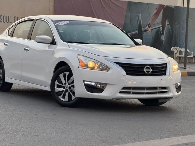 Подержанный Nissan Altima V (L33), 2.5 л, 2014 в Шардже от Al Fareed Used Cars Белый цвет. Американская | AUTO.AE