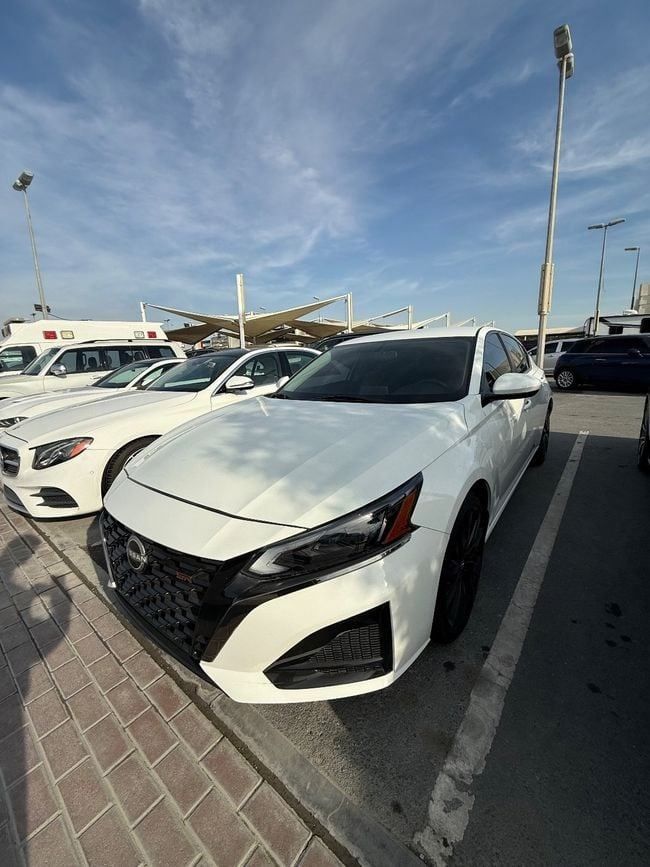 مستعملة Nissan Altima السادس (L34), 2.5 l, 2019 في في الشارقة من Emirates & Gulf used cars، اللون أبيض. المواصفات الكندية | AUTO.AE