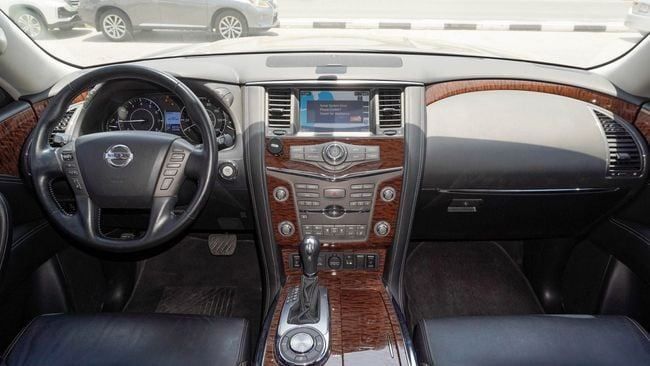Подержанный Nissan Armada II Рестайлинг, 5.6 л, 2021 в Шардже от Alnujoom Al Malakiah Used Cars Черный цвет. Американская | AUTO.AE