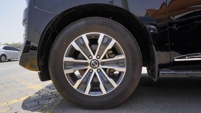 Подержанный Nissan Armada II Рестайлинг, 5.6 л, 2021 в Шардже от Alnujoom Al Malakiah Used Cars Черный цвет. Американская | AUTO.AE