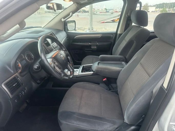 Подержанный Nissan Armada I Рестайлинг, 5.6 л, 2013 в Шардже от Al Aayan Used Cars Серебристый цвет. GCC | AUTO.AE