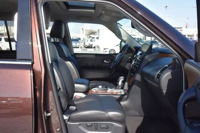 Подержанный Nissan Armada II Рестайлинг, 5.6 л, 2021 в Шардже от Alfaris Used Cars Коричневый цвет. Other | AUTO.AE