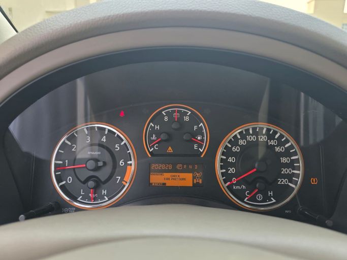 Подержанный Nissan Armada I Рестайлинг, 5.6 л, 2014 в Шардже от Auto Drive Белый цвет. GCC | AUTO.AE