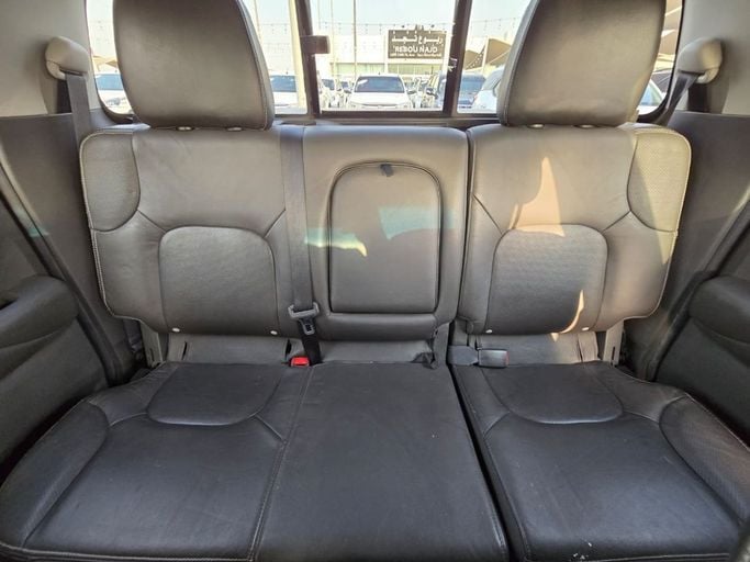 Used Nissan Frontier (Navara) II Facelift, 4.0 l, 2016 in Sharjah by Rebou Najd Used Cars, Grey color. American Specs | AUTO.AE