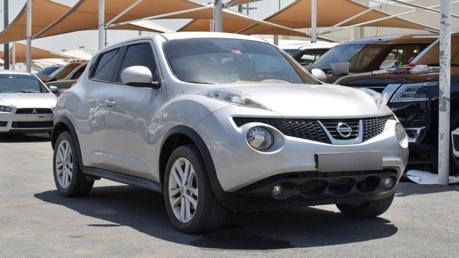 Подержанный Nissan Juke I Рестайлинг, 1.6 л, 2014 в Шардже от Alnujoom Al Malakiah Used Cars Серебристый цвет. GCC | AUTO.AE