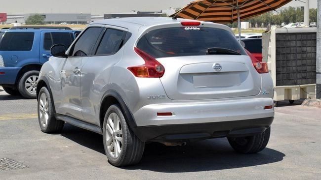 Подержанный Nissan Juke I Рестайлинг, 1.6 л, 2014 в Шардже от Alnujoom Al Malakiah Used Cars Серебристый цвет. GCC | AUTO.AE