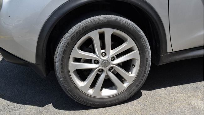 Подержанный Nissan Juke I Рестайлинг, 1.6 л, 2014 в Шардже от Alnujoom Al Malakiah Used Cars Серебристый цвет. GCC | AUTO.AE