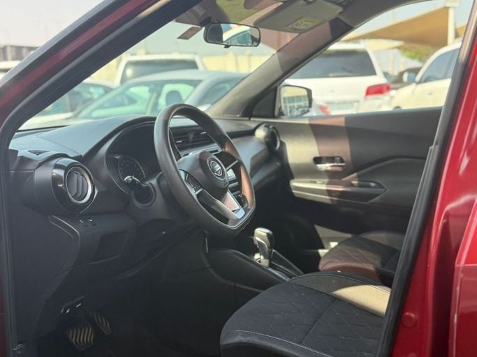 Подержанный Nissan Kicks I, 1.6 л, 2018 в Шардже Тёмно-бордовый цвет. GCC | AUTO.AE