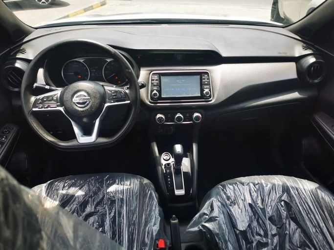 Used Nissan Kicks I, 1.6 l, 2020 in Sharjah by Tabarak Used Cars, Silver color. American Specs | AUTO.AE