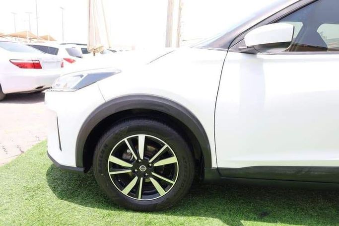 Подержанный Nissan Kicks I Рестайлинг, 1.6 л, 2022 в Шардже от OMC Used Cars Белый цвет. GCC | AUTO.AE