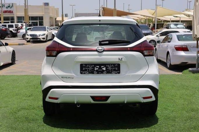 Подержанный Nissan Kicks I Рестайлинг, 1.6 л, 2022 в Шардже от OMC Used Cars Белый цвет. GCC | AUTO.AE