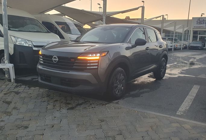 مستعملة Nissan Kicks ثانياً, 2.0 l, 2025 في في الشارقة من Ishtar Used Cars، اللون رمادي. المواصفات الكندية | AUTO.AE