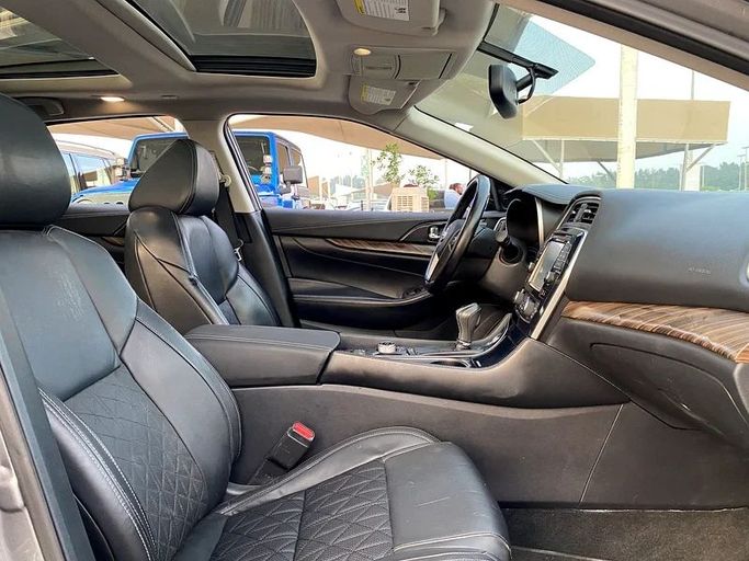 Подержанный Nissan Maxima VIII (A36), 3.5 л, 2017 в Шардже от Ahmad alkhodari Motors Серебристый цвет. Американская | AUTO.AE