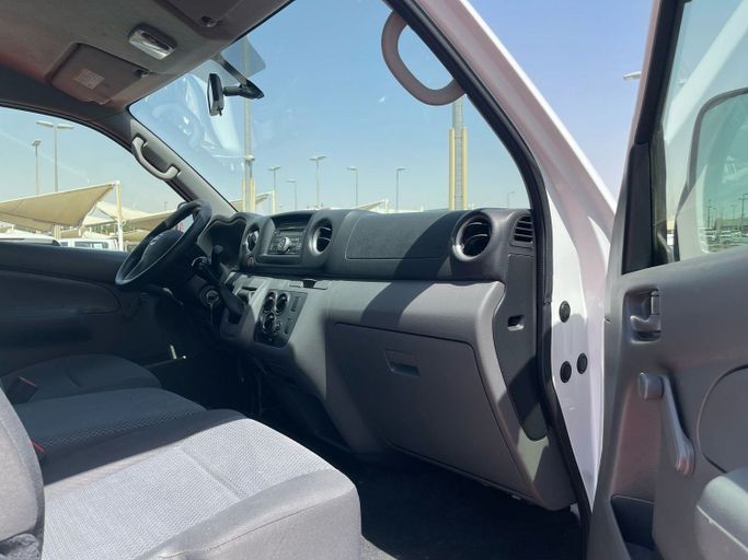 Подержанный Nissan NV350 Caravan I Рестайлинг, 2.5 л, 2022 в Шардже от Al Aram Cars Белый цвет. GCC | AUTO.AE
