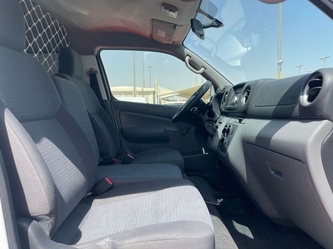 Подержанный Nissan NV350 Caravan I Рестайлинг, 2.5 л, 2022 в Шардже от Al Aram Cars Белый цвет. GCC | AUTO.AE