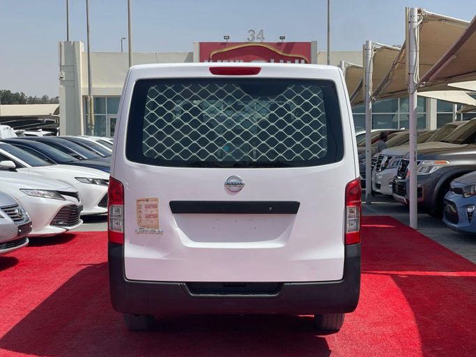 Подержанный Nissan NV350 Caravan I Рестайлинг, 2.5 л, 2022 в Шардже от Al Aram Cars Белый цвет. GCC | AUTO.AE
