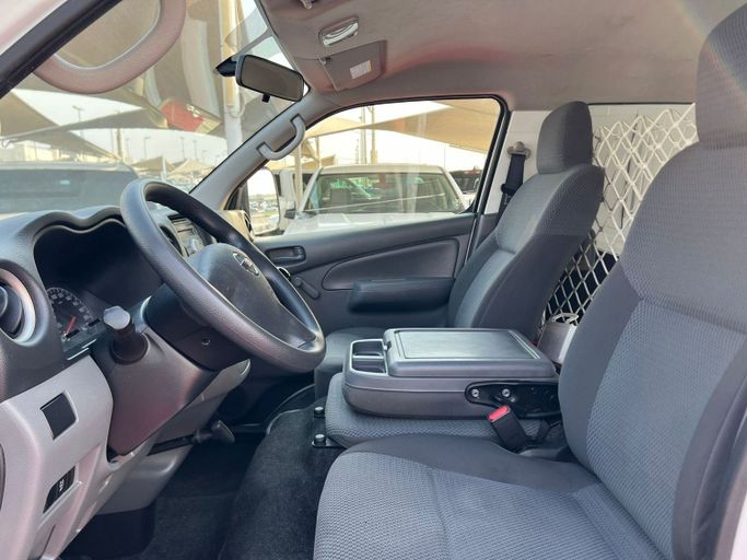 Подержанный Nissan NV350 Caravan I Рестайлинг, 2.0 л, 2022 в Шардже от Al Aram Cars Белый цвет. GCC | AUTO.AE