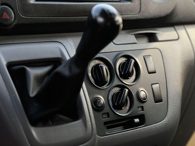 Подержанный Nissan NV350 Caravan I Рестайлинг, 2.0 л, 2022 в Шардже от Al Aram Cars Белый цвет. GCC | AUTO.AE