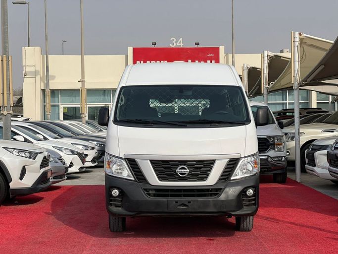 Новый Nissan NV350 Caravan I Рестайлинг, 2.0 л, 2022 в Шардже от Al Aram Cars Белый цвет. GCC | AUTO.AE