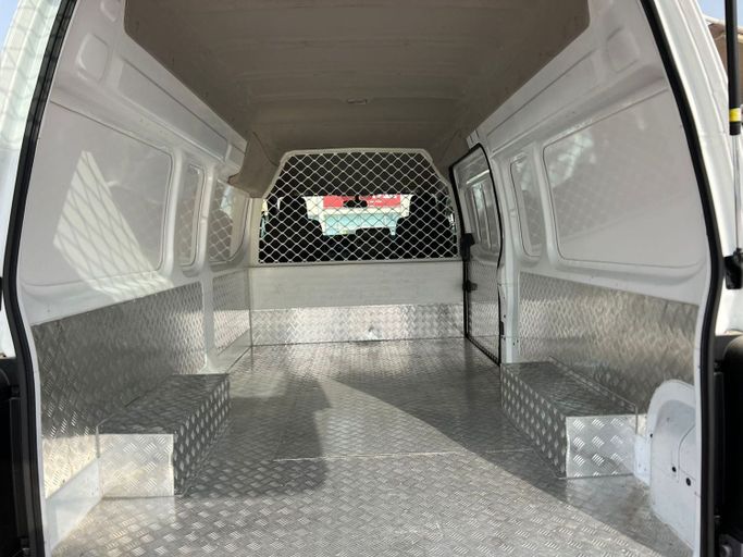 Новый Nissan NV350 Caravan I Рестайлинг, 2.0 л, 2022 в Шардже от Al Aram Cars Белый цвет. GCC | AUTO.AE