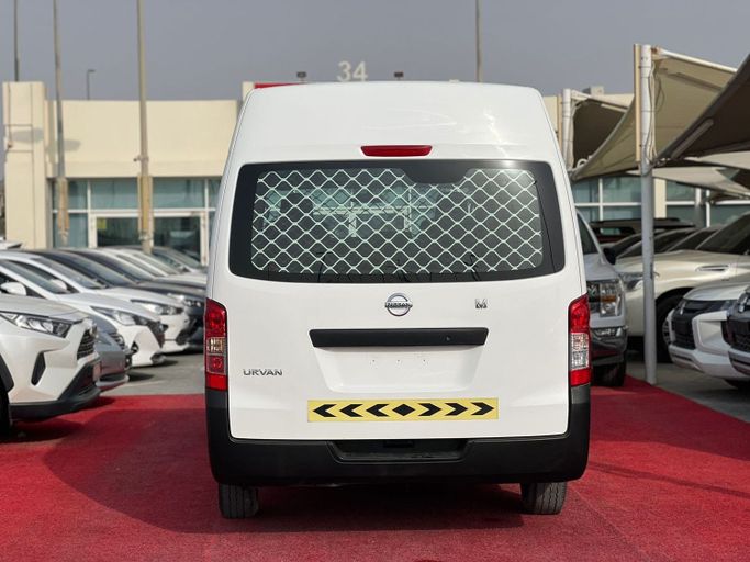 Новый Nissan NV350 Caravan I Рестайлинг, 2.0 л, 2022 в Шардже от Al Aram Cars Белый цвет. GCC | AUTO.AE