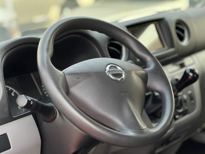 Новый Nissan NV350 Caravan I Рестайлинг, 2.0 л, 2022 в Шардже от Al Aram Cars Белый цвет. GCC | AUTO.AE