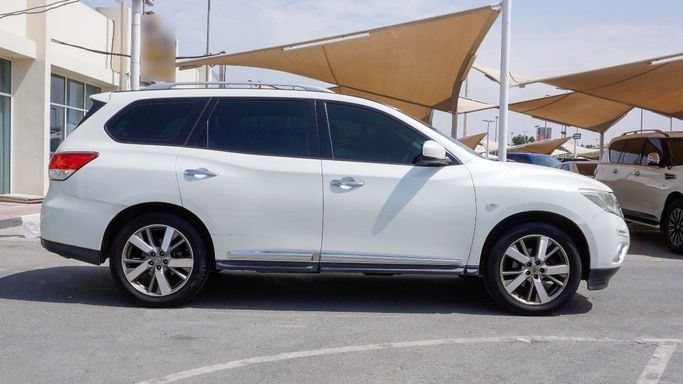 Used Nissan Pathfinder IV, 3.5 l, 2015 in Sharjah by Alsaadi Motors, White color. Other | AUTO.AE