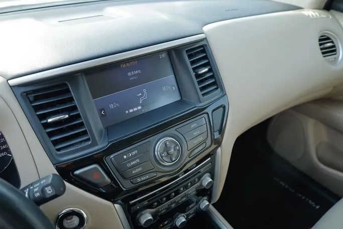 Used Nissan Pathfinder IV Facelift, 3.5 l, 2020 in Sharjah by Qasr Al Furqan Used Cars, Grey color. GCC Specs | AUTO.AE