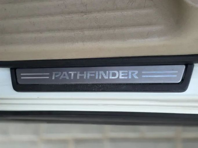 Подержанный Nissan Pathfinder III Рестайлинг, 4.0 л, 2014 в Шардже от Al Sayed Ezzat Khamis Белый цвет. Other | AUTO.AE