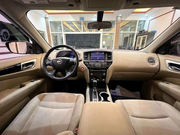 Подержанный Nissan Pathfinder IV Рестайлинг, 3.5 л, 2018 в Шардже от Alzawraq Alazrak Серебристый цвет. GCC | AUTO.AE