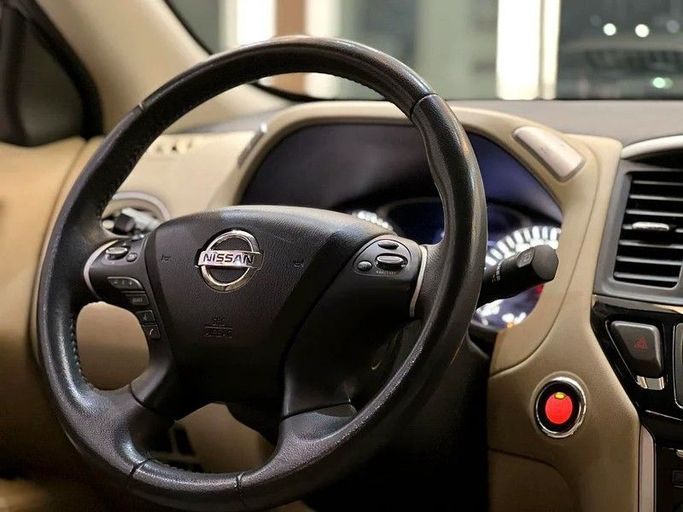 Подержанный Nissan Pathfinder IV Рестайлинг, 3.5 л, 2018 в Шардже от Alzawraq Alazrak Серебристый цвет. GCC | AUTO.AE