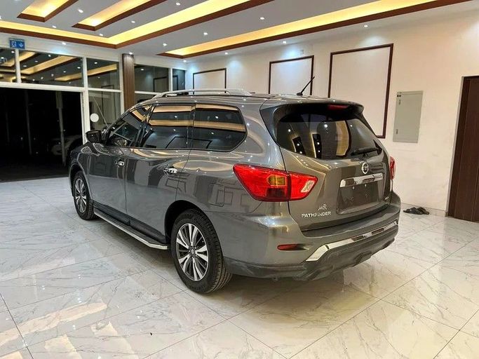 Подержанный Nissan Pathfinder IV Рестайлинг, 3.5 л, 2018 в Шардже от Alzawraq Alazrak Серебристый цвет. GCC | AUTO.AE