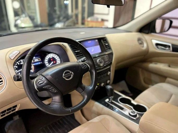 Подержанный Nissan Pathfinder IV Рестайлинг, 3.5 л, 2018 в Шардже от Alzawraq Alazrak Серебристый цвет. GCC | AUTO.AE