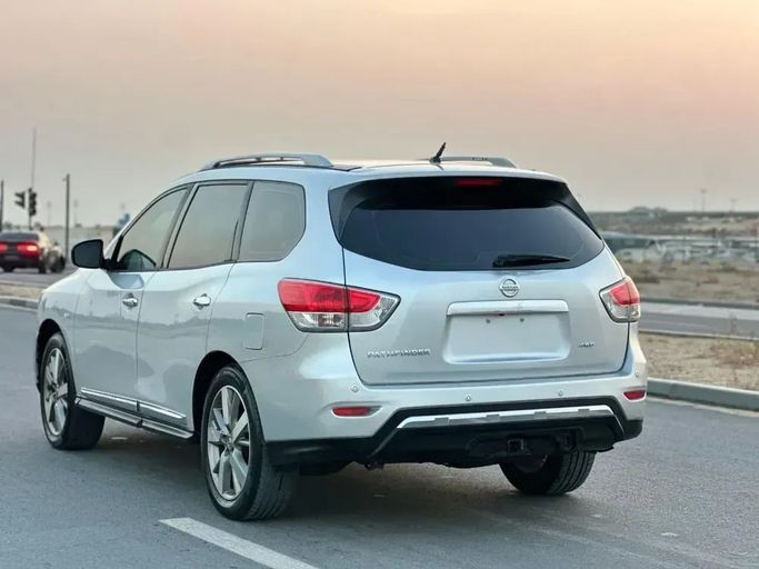 Подержанный Nissan Pathfinder IV, 3.5 л, 2014 в Шардже от Al Sayed Ezzat Khamis Серебристый цвет. Other | AUTO.AE